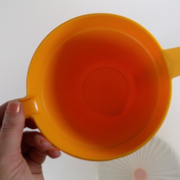 Vintage Yellow Tupperware Push Button Pitcher Collectible Kitchenware - Picture 3 of 6